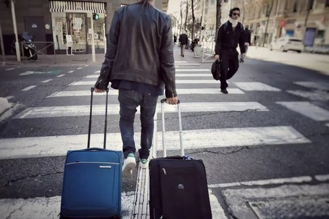 Suitcases AirBnb (Nice Matin)