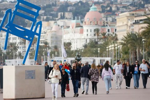 People walking on Promenade-des-Anglais (Nice-Matin)