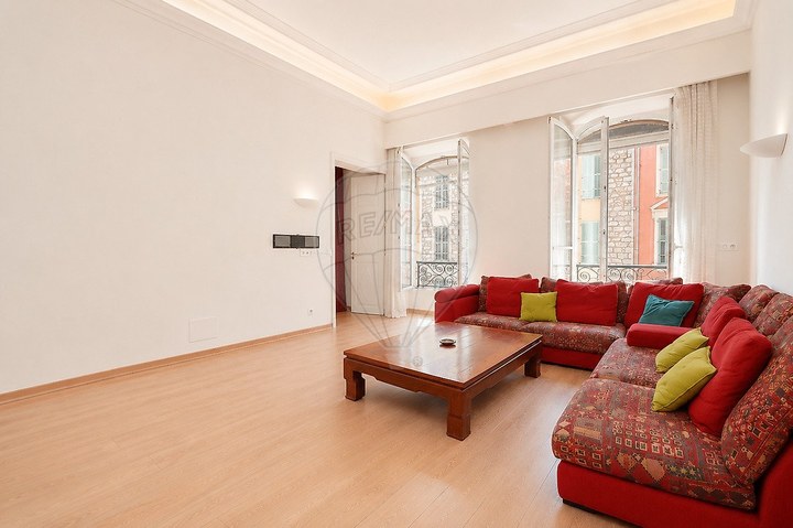 4 Bedroom · 5 rooms in Carre d'Or