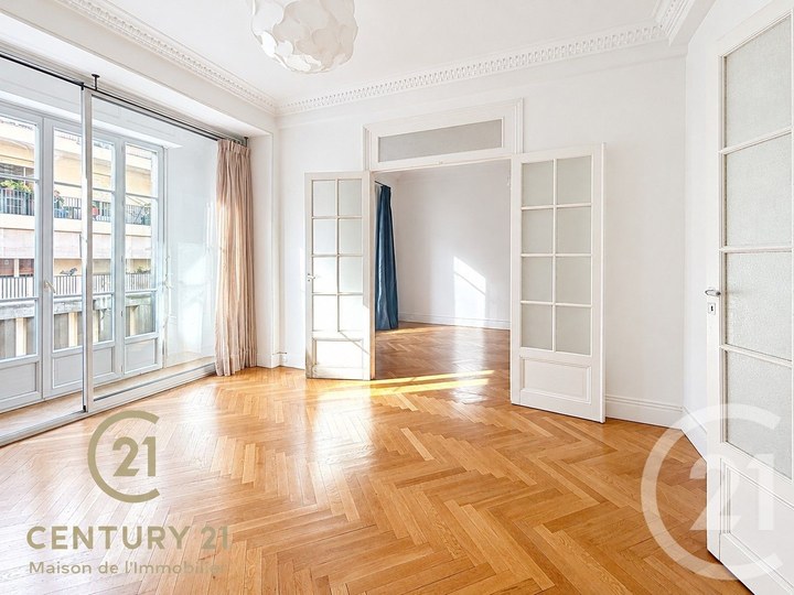 3 Bedroom · 4 rooms in Carre d'Or